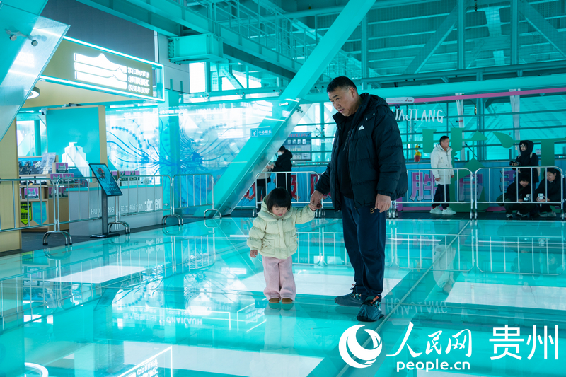 游客体验桥旅融合业态。人民网 阳茜摄